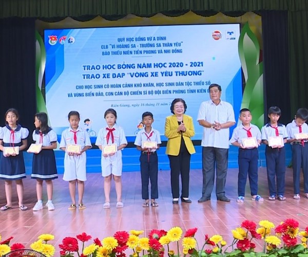 Trao 200 suất học bổng quỹ “Vừ A Dính” tại Kiên Giang - Anh 1