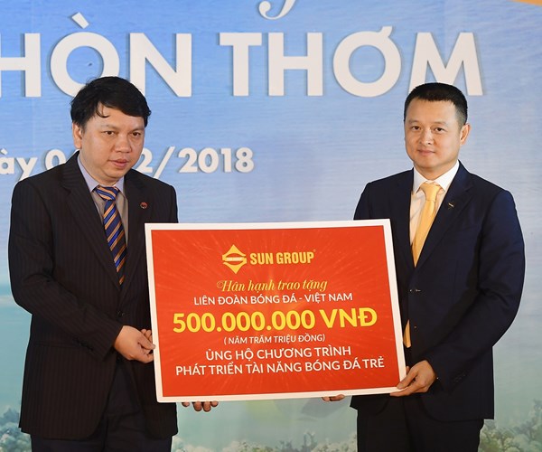 HLV Park Hang Seo đại diện U23 Việt Nam nhận 1 tỷ đồng và voucher nghỉ dưỡng tại JW Marriott Phu Quoc Emerald Bay cho U23 Việt Nam - Anh 3