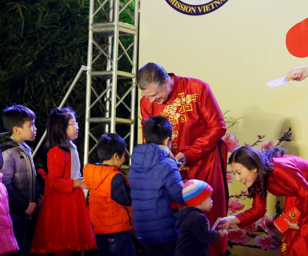 Đại sứ Mỹ tại VN Daniel J. Kritenbrink hứng thú với tà áo dài Việt - Anh 4