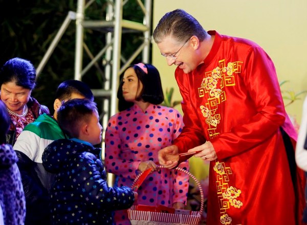 Đại sứ Mỹ tại VN Daniel J. Kritenbrink hứng thú với tà áo dài Việt - Anh 3