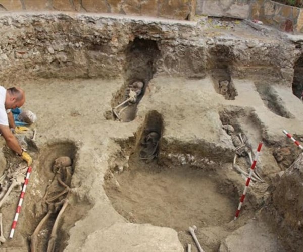 Giới khảo cổ Tây Ban Nha sửng sốt với nghĩa địa cổ có hơn 4.500 hài cốt - Anh 1