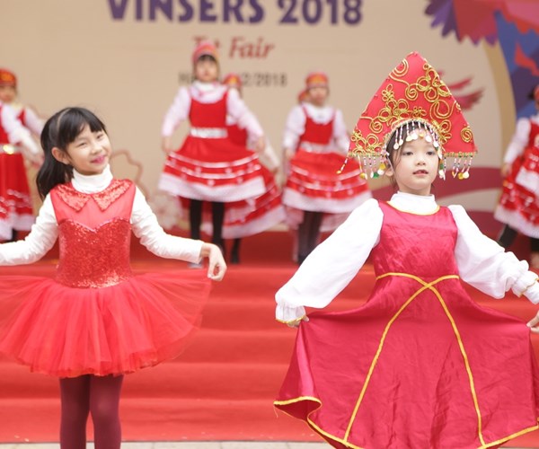 Hội xuân Vinsers 2018 tái hiện văn hóa đón tết các nước trên thế giới - Anh 6