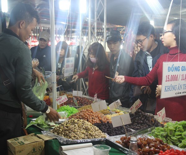 Khánh Hòa: Hàng ngàn du khách đến Hội chợ Xuân - Anh 1
