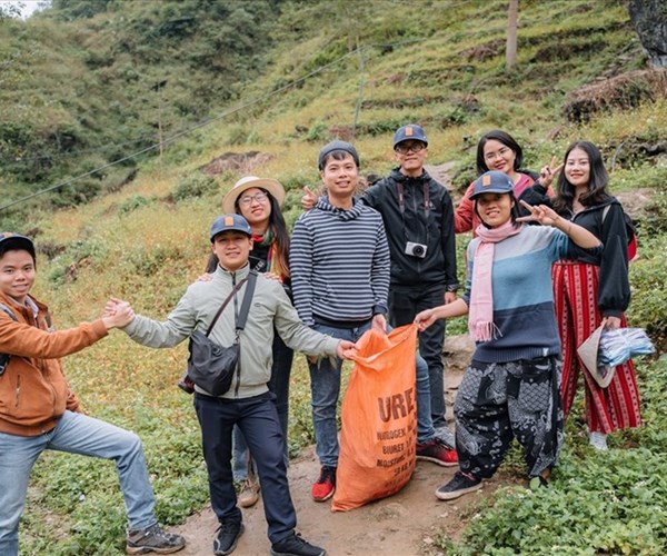 Nhóm Blogger du lịch chung tay nhặt rác, làm sạch môi trường tại Hà Giang - Anh 1