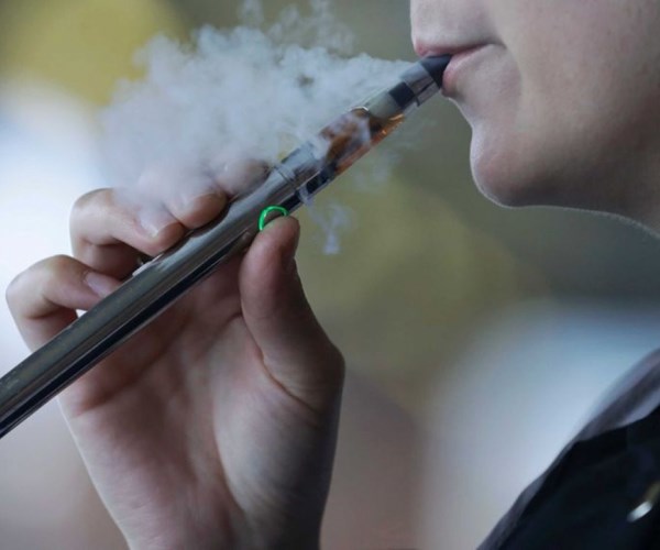 Australia cấm nhập khẩu và sử dụng thuốc lá điện tử có chứa nicotine - Anh 1