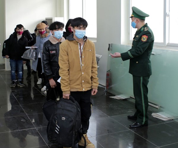 Lai Châu bắt giữ, tiếp nhận 31 người vượt biên trái phép về Việt Nam - Anh 1