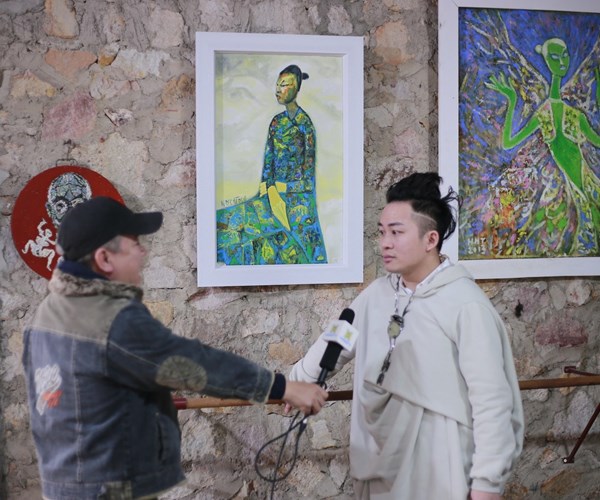 Nhiều nghệ sĩ nổi tiếng tham dự triển lãm tranh “Hồi sinh” của Họa sĩ Hoàng Hà Tùng  trên núi Phượng Hoàng - Anh 8