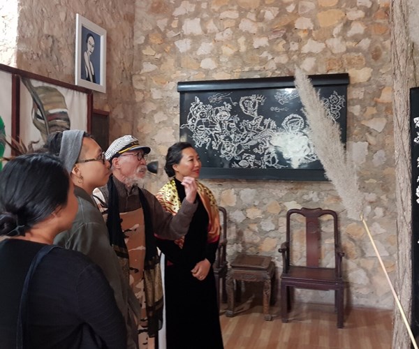 Nhiều nghệ sĩ nổi tiếng tham dự triển lãm tranh “Hồi sinh” của Họa sĩ Hoàng Hà Tùng  trên núi Phượng Hoàng - Anh 12