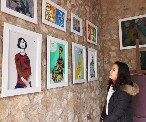 Nhiều nghệ sĩ nổi tiếng tham dự triển lãm tranh “Hồi sinh” của Họa sĩ Hoàng Hà Tùng  trên núi Phượng Hoàng - Anh 14