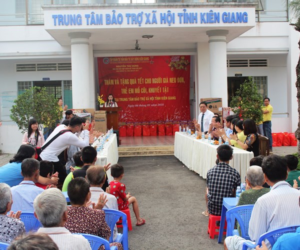 Kiên Giang tổ chức Chợ Tết Nhân đạo 2021 - Anh 1