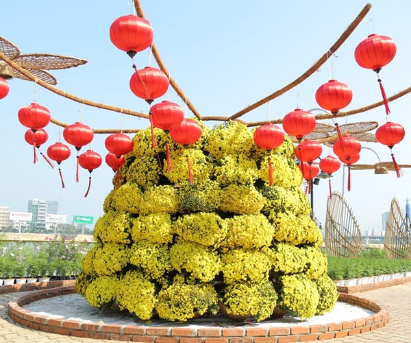 Người dân và du khách thích thú chiêm ngưỡng con đường hoa đẹp lạ bên sông Hàn - Anh 2