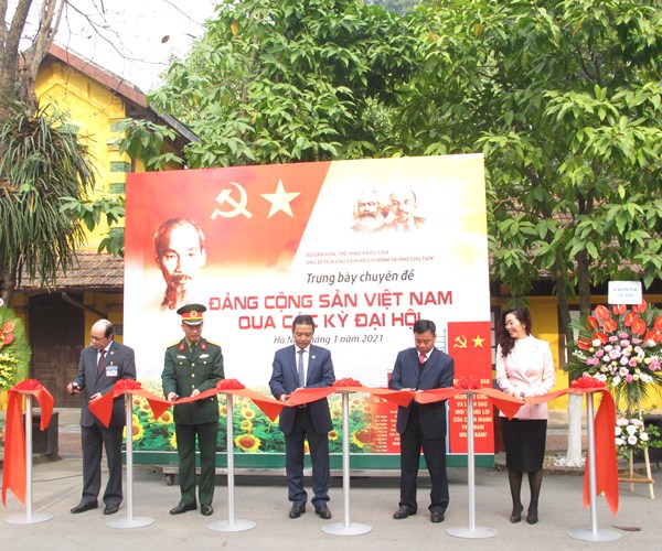 Triển lãm “Đảng Cộng sản Việt Nam qua các kỳ Đại hội” chào mừng Đại hội lần thứ XIII của Đảng - Anh 1