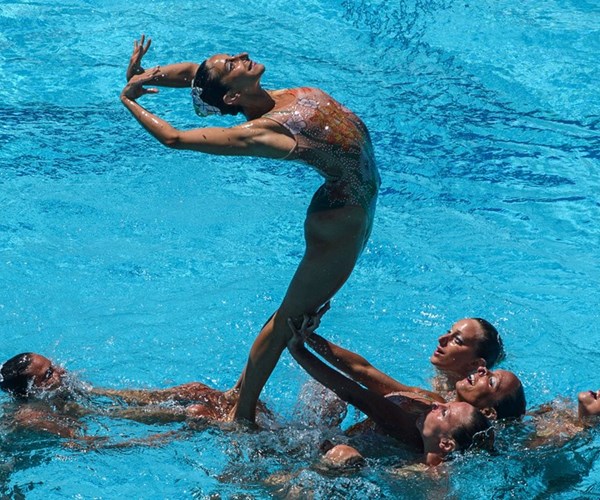 Giải đấu loại Olympic của môn bơi nghệ thuật phải tạm hoãn vì Covid-19 - Anh 1