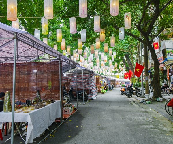 Khung cảnh ảm đạm của chợ Tết truyền thống trên phố Phùng Hưng - Anh 1