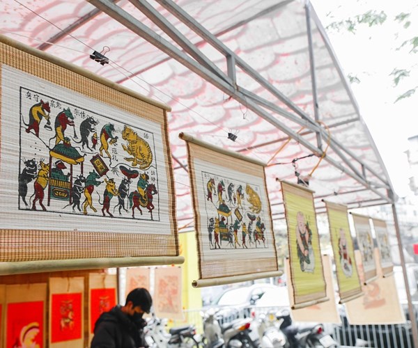 Khung cảnh ảm đạm của chợ Tết truyền thống trên phố Phùng Hưng - Anh 3