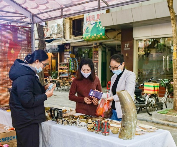 Khung cảnh ảm đạm của chợ Tết truyền thống trên phố Phùng Hưng - Anh 6