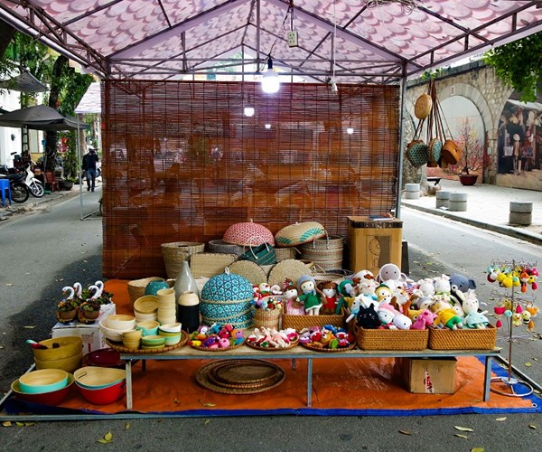 Khung cảnh ảm đạm của chợ Tết truyền thống trên phố Phùng Hưng - Anh 5