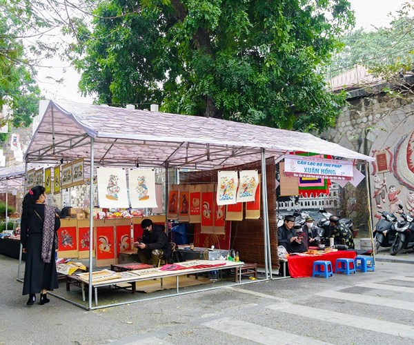 Khung cảnh ảm đạm của chợ Tết truyền thống trên phố Phùng Hưng - Anh 7