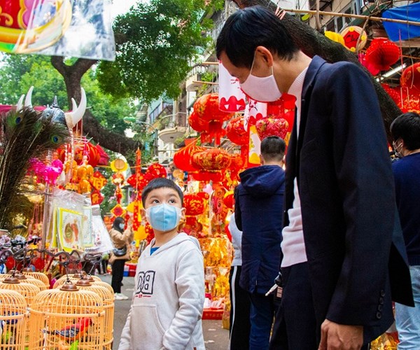 Hà Nội: Nhiều người dân đã ý thức đeo khẩu trang khi đi sắm Tết - Anh 4