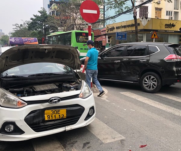 Hà Nội: Tai nạn liên hoàn khiến 3 xe ô tô bị hư hỏng - Anh 1