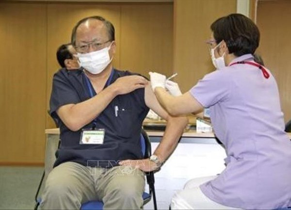 Nhật Bản tiêm vaccine cho người cao tuổi từ tháng 4 - Anh 1