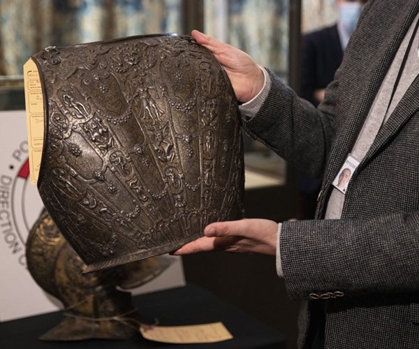 Bảo tàng Louvre tìm được bộ giáp quý sau gần 40 năm bị đánh cắp - Anh 1