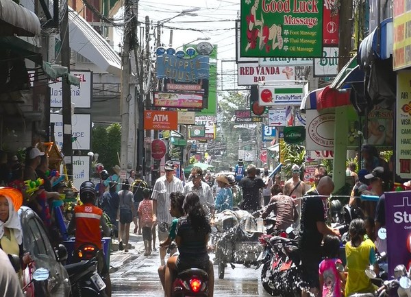 Thái Lan cân nhắc biện pháp chống dịch trong Tết Songkran - Anh 1