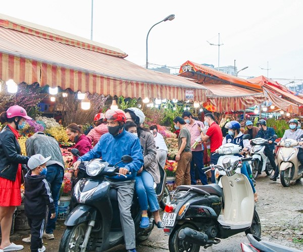 Hà Nội: Chợ hoa Quảng An tấp nập trở lại trước ngày 8.3 - Anh 1