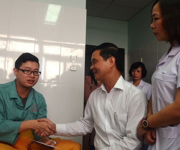 Nhân ngày thầy thuốc Việt Nam 27.2: Để các y, bác sĩ không bị cô đơn trước nạn bạo hành - Anh 1