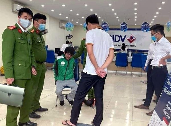 Bắt người đàn ông xông vào cướp ngân hàng BIDV ở Hà Nội - Anh 1