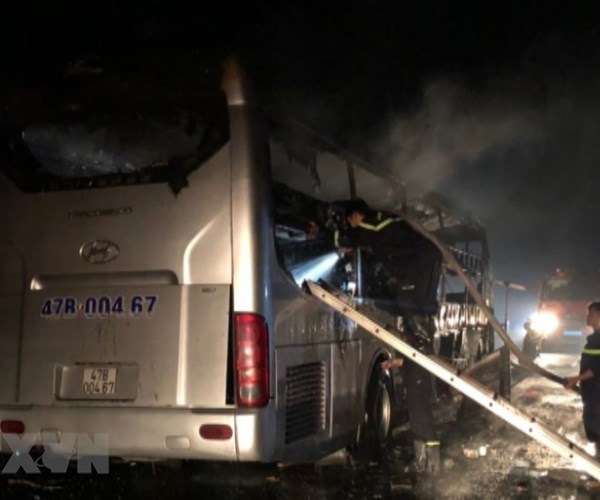 Kon Tum: Cháy xe khách tuyến Bắc-Nam, hành khách may mắn thoát nạn - Anh 1
