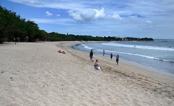 Indonesia mở cửa ba 'vùng xanh' tại Bali cho khách du lịch - Anh 1