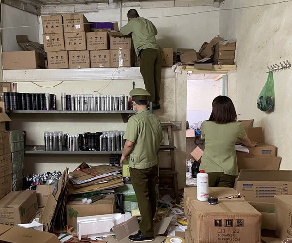 Tạm giữ hàng nghìn sản phẩm mỹ phẩm nghi nhập lậu trên địa bàn Hà Nội - Anh 1