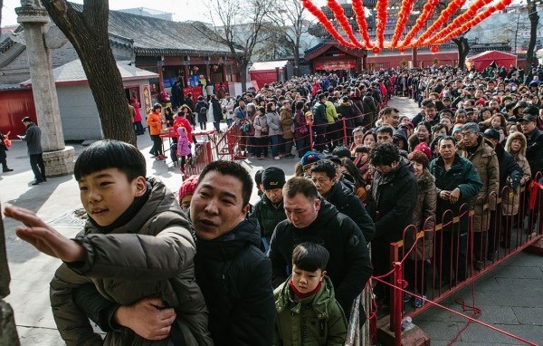 Trung Quốc: Người dân xếp hàng và không đốt vàng mã khi đi lễ chùa - Anh 1