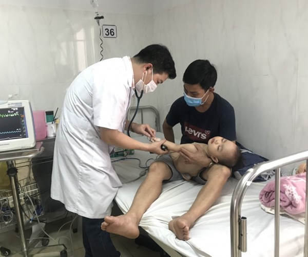 Gia tăng tình trạng trẻ mắc bệnh tay chân miệng độ nặng ở Đắk Lắk - Anh 1