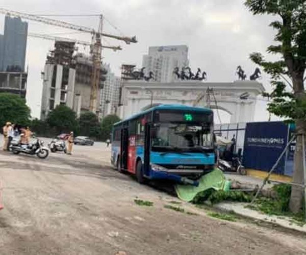 Hà Nội: Xe buýt lao lên vỉa hè đâm tử vong người đi bộ - Anh 1