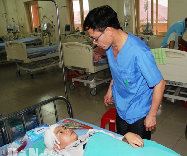 Hà Nam: Một học sinh bị thương do “dao bay”, Bộ GD&ĐT lên tiếng - Anh 1