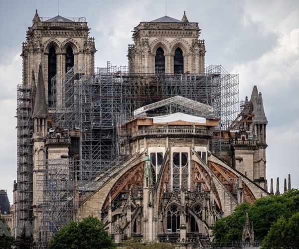 Tổng thống Pháp hoan nghênh nỗ lực phục dựng Nhà thờ Đức Bà - Anh 1