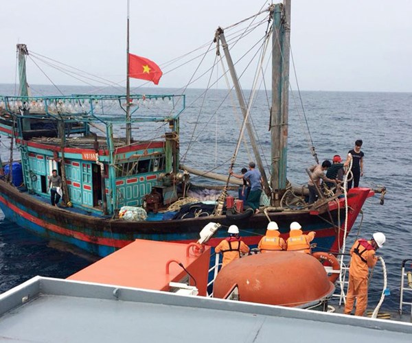 Nghệ An: Tám thuyền viên gặp nạn trên biển được cứu nạn an toàn - Anh 1