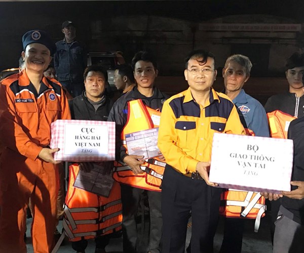 Nghệ An: Tám thuyền viên gặp nạn trên biển được cứu nạn an toàn - Anh 2
