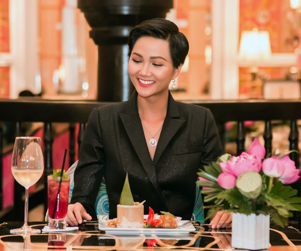 H’Hen Niê thưởng thức bữa tối lãng mạn tại nhà hàng Pink Pearl của JW Marriott Phu Quoc Emerald Bay - Anh 3