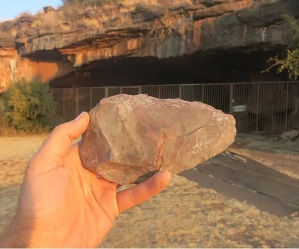 Lần ra nơi ở cổ nhất của con người từ khai quật công cụ đá 1,8 triệu năm - Anh 1