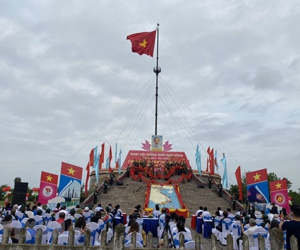Lễ Thượng cờ “Thống nhất non sông” tại Đôi bờ Hiền Lương-Bến Hải - Anh 1