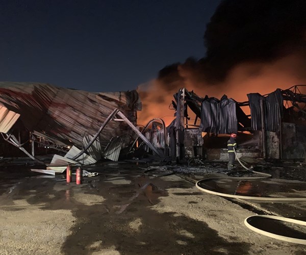 Bình Dương: Cháy lớn ở công ty sản xuất giấy, 1.200m2 nhà xưởng bị thiêu rụi - Anh 1