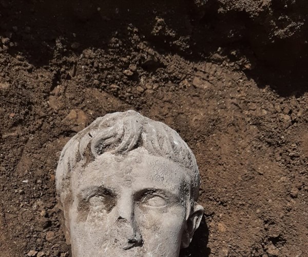 Phát hiện đầu tượng Augustus - hoàng đế đầu tiên của La Mã cổ đại - Anh 1