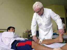 Tiến sĩ N.Moos khám và phẫu thuật tại Bệnh viện Thể thao Việt Nam - Anh 1