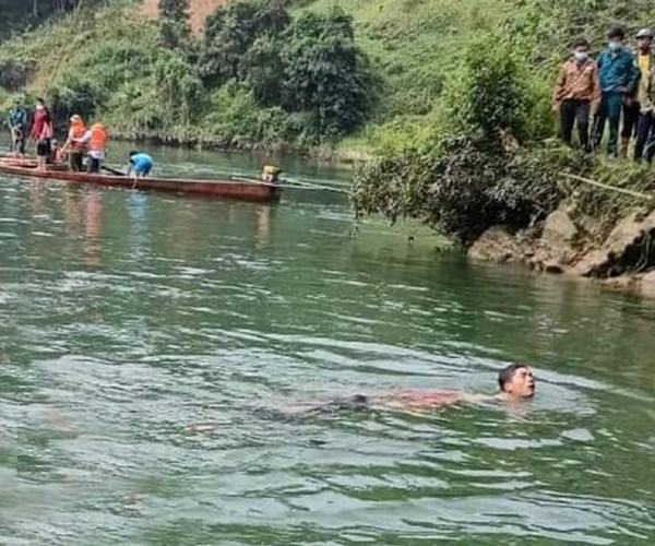 Lào Cai: Lật thuyền chở 9 người trên sông Chảy, 1 người tử vong - Anh 1