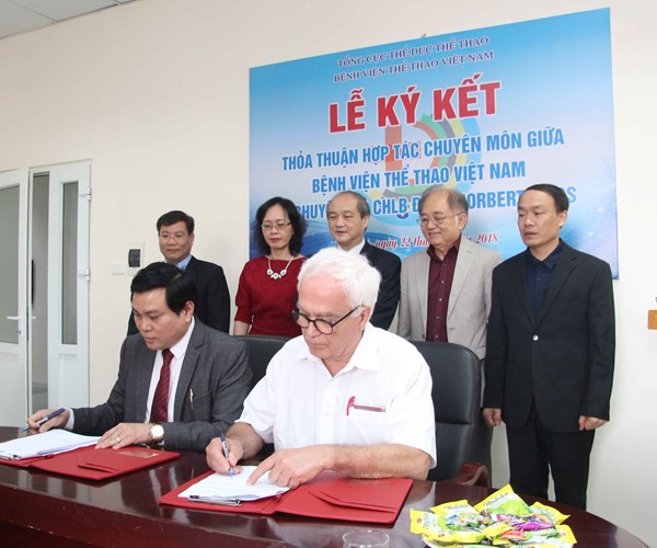Bệnh viện Thể thao Việt Nam ký hợp đồng với Tiến sĩ N.Moos - Anh 1