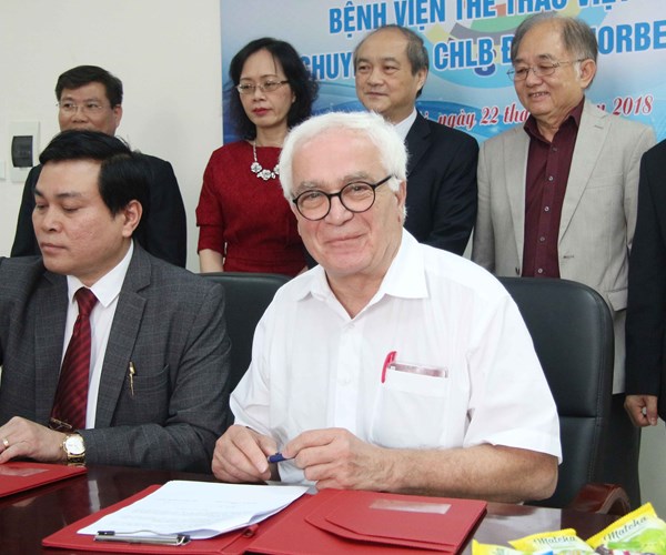 Bệnh viện Thể thao Việt Nam ký hợp đồng với Tiến sĩ N.Moos - Anh 2