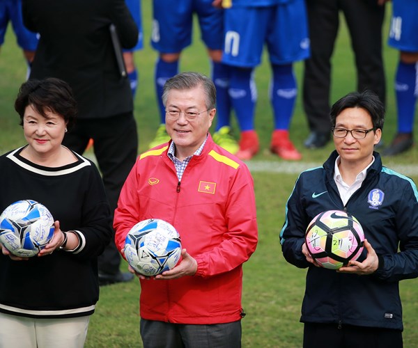Tổng thống Hàn Quốc giao lưu với đội tuyển U23 Quốc gia - Anh 1